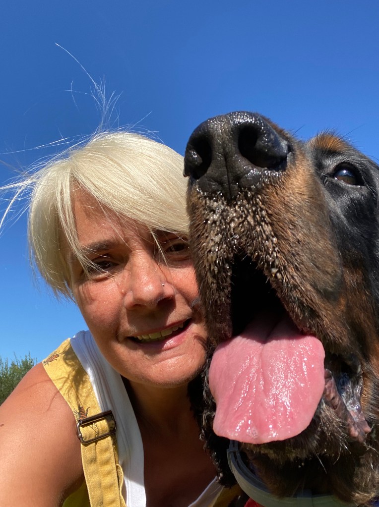 Abbey Woolgar and her Gordon Setter dog